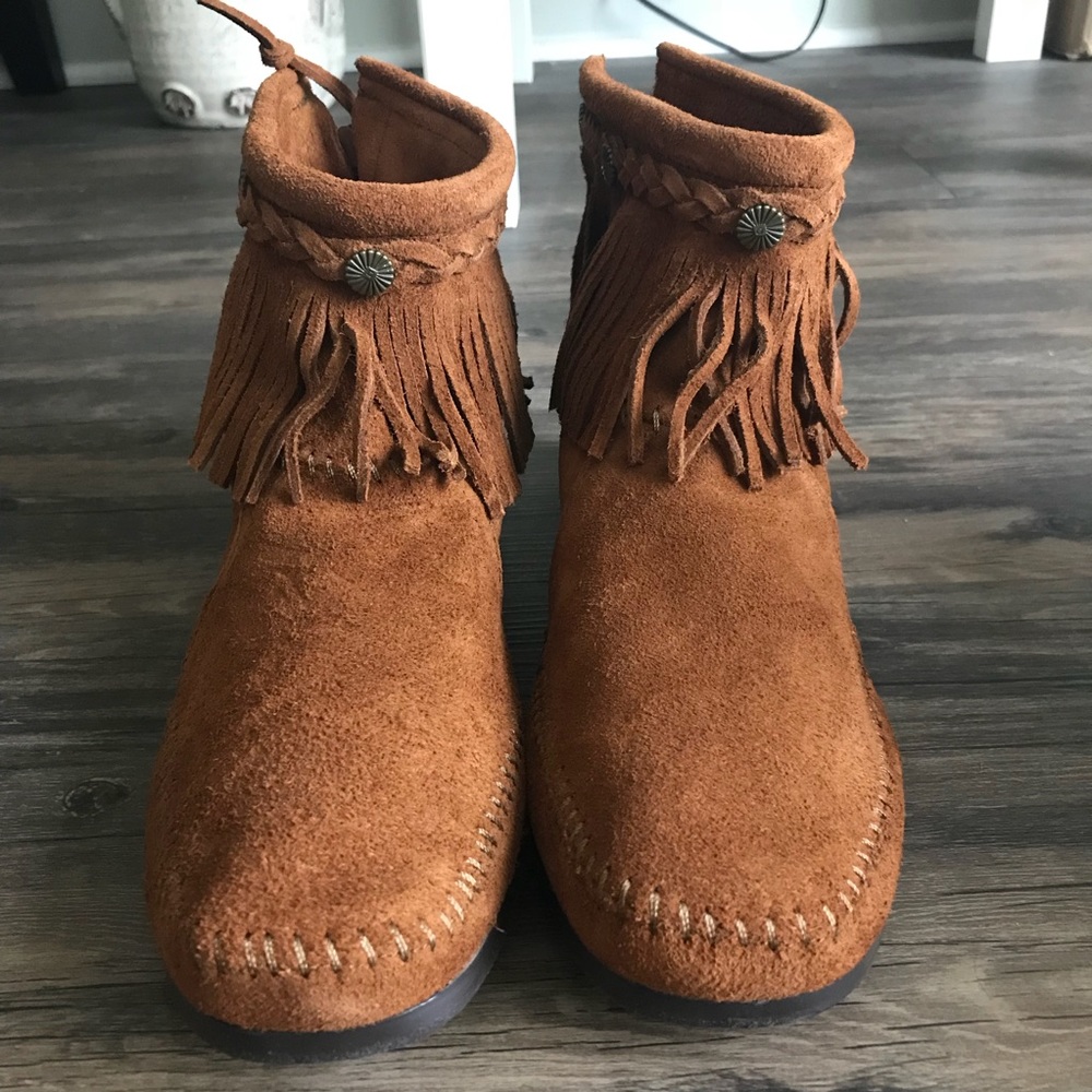BRAND NEW! Minnetonka Fringe Suede Boots